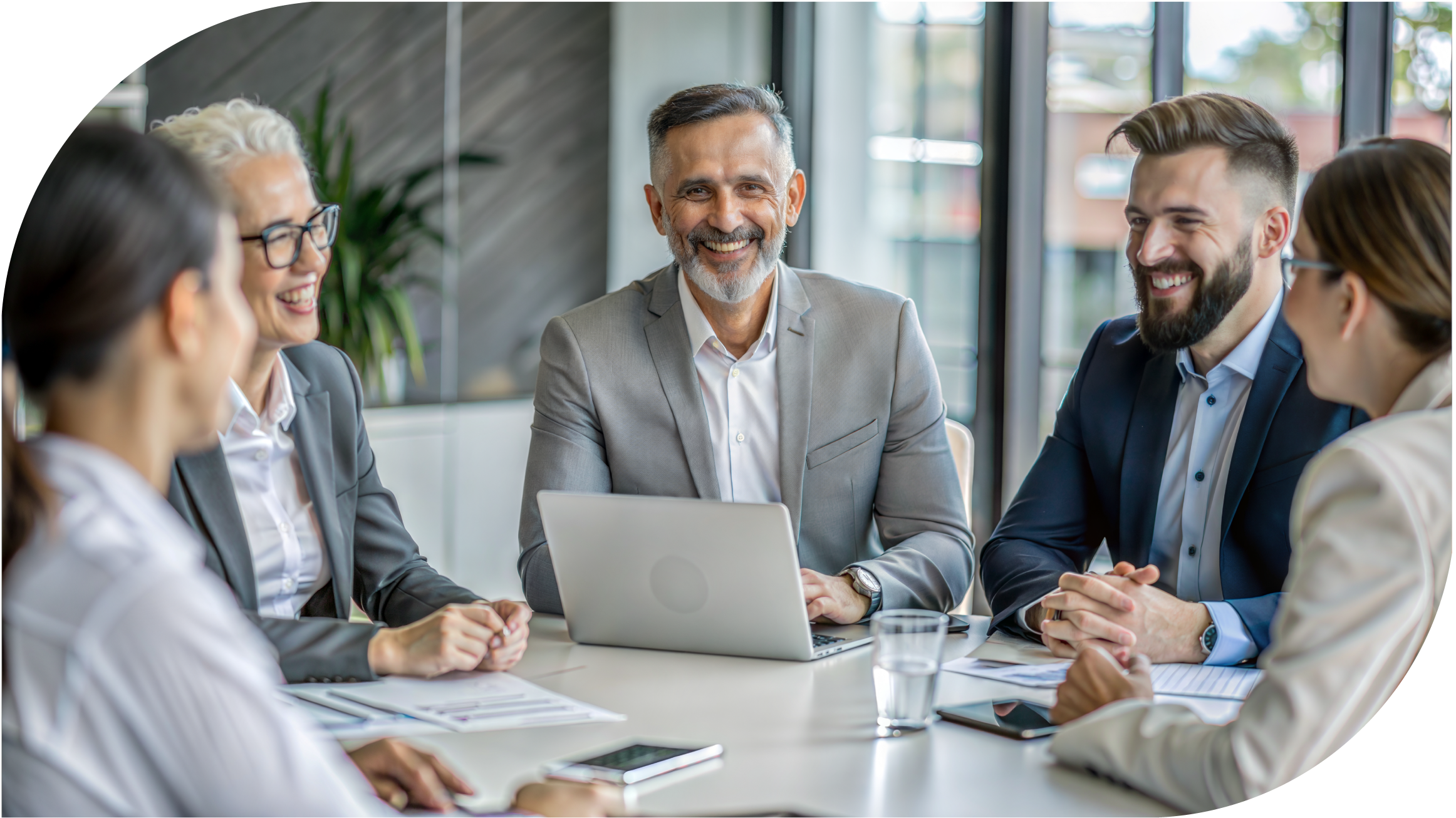 Equipo trabajando en una reunión
